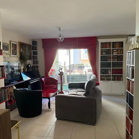 Bel Avec Piano Et Parking Plein Air Dans *